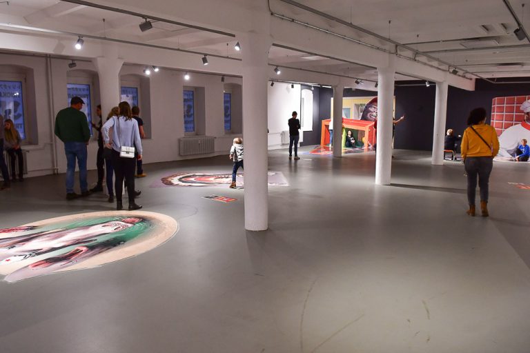 Ausstellungsraum mit 3D-Bodenbildern