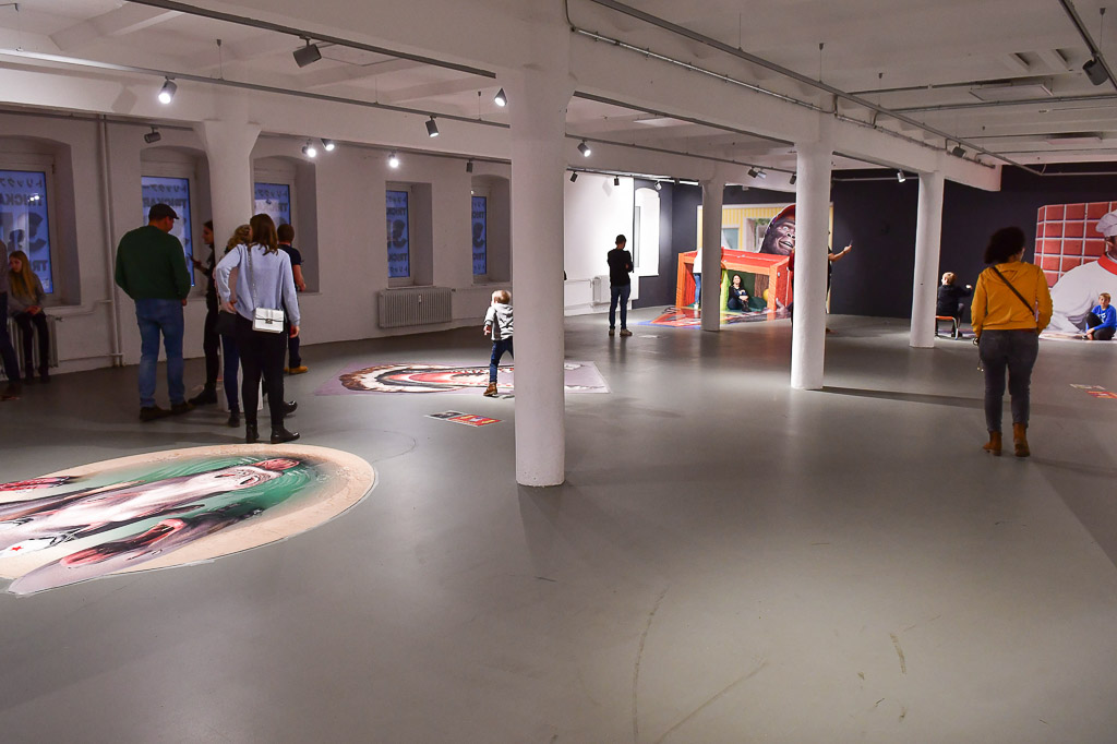 Ausstellungsraum mit 3D-Bodenbildern