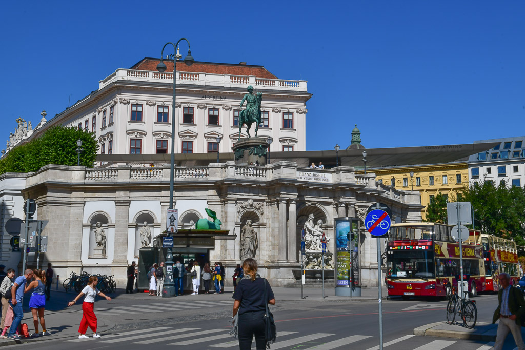 Albertina mit Reiterstandbild und Doppeldeckerbus