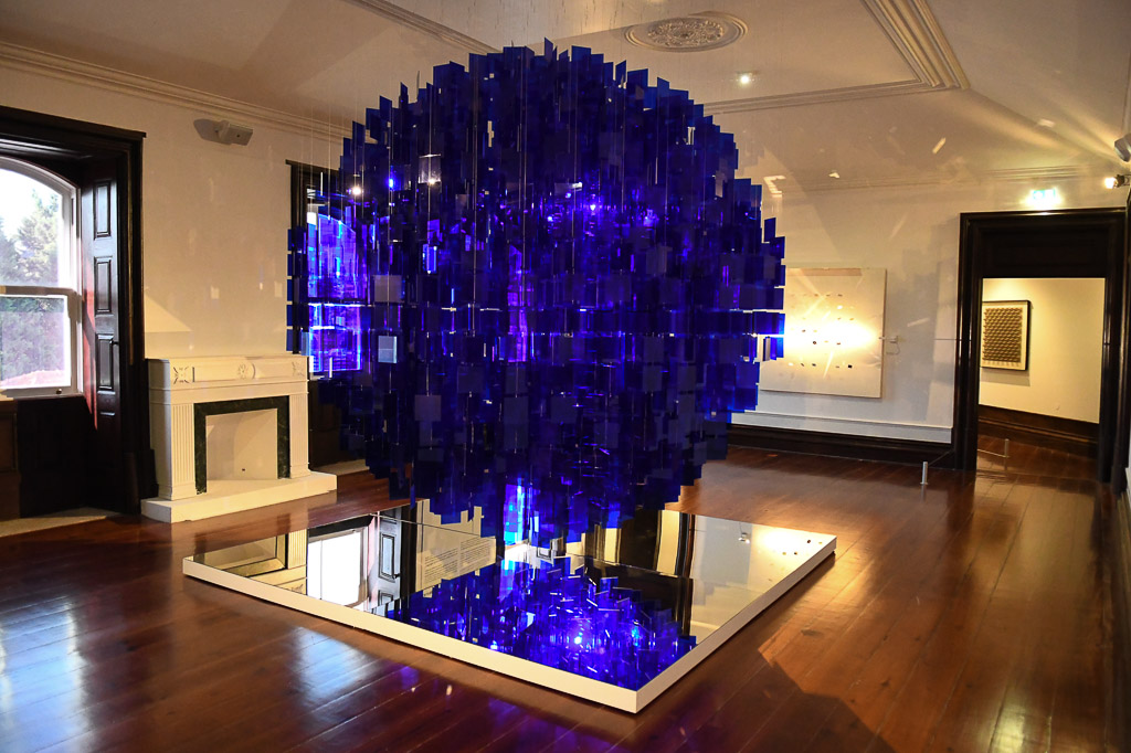 Leuchtendes blaues Kunstwerk aus Spiegelelementen