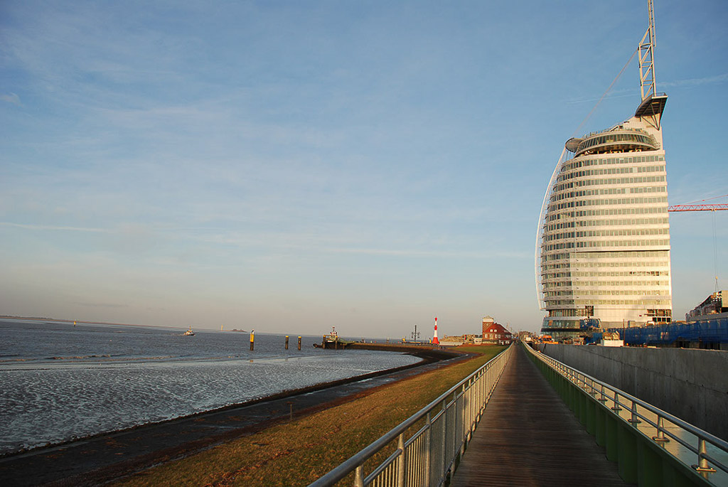 Sail City am Deich im Abendlicht