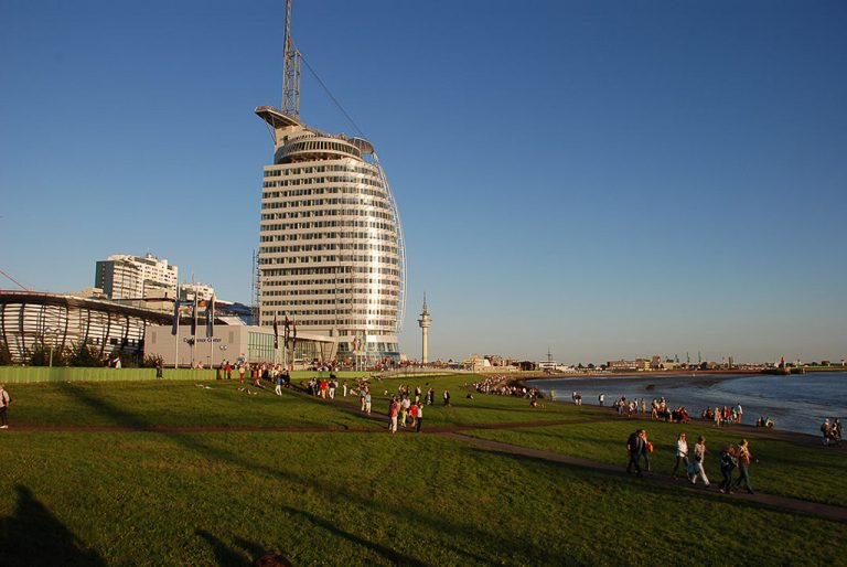 Sail City mit Deichwiese