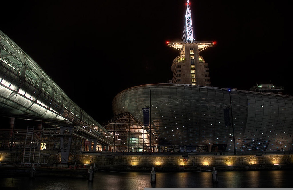 Klimahaus und Sail City bei Nacht