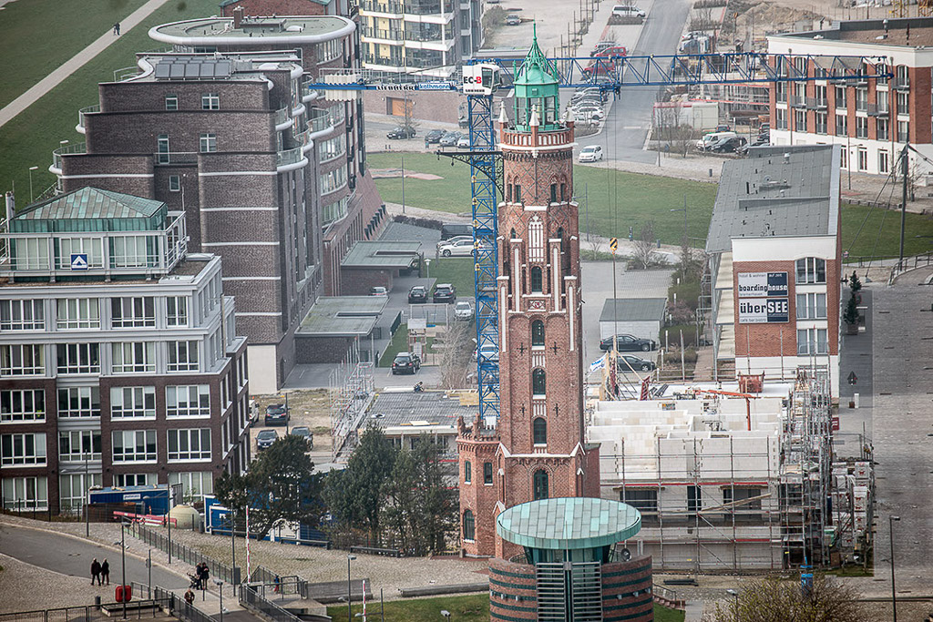 Blick auf die Havenwelten mit Leuchtturm