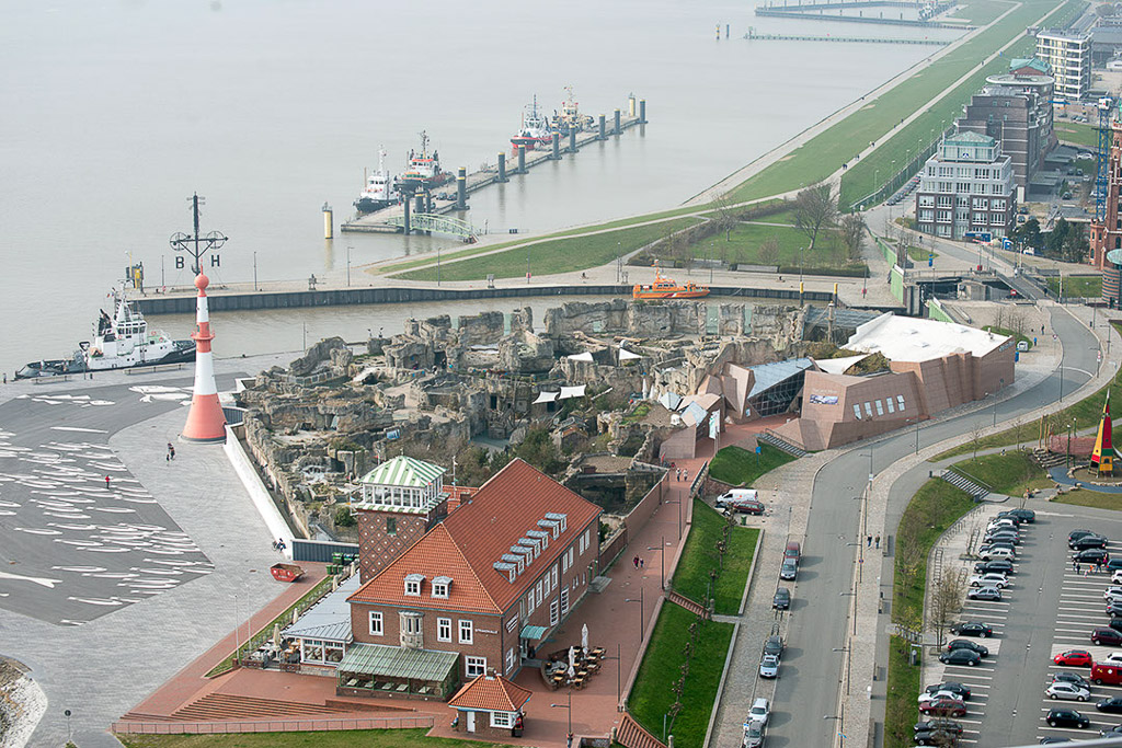Blick auf Deich und Wesermündung