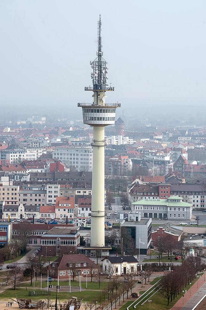 Radarturm im Hochformat