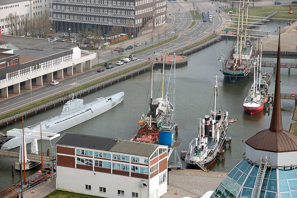 Hafenbecken mit Schiffen