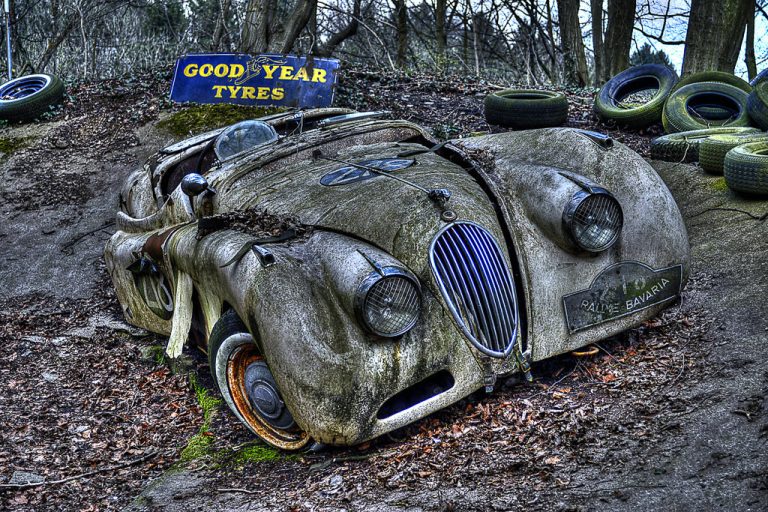 Jaguar-Wrack mit Reifen