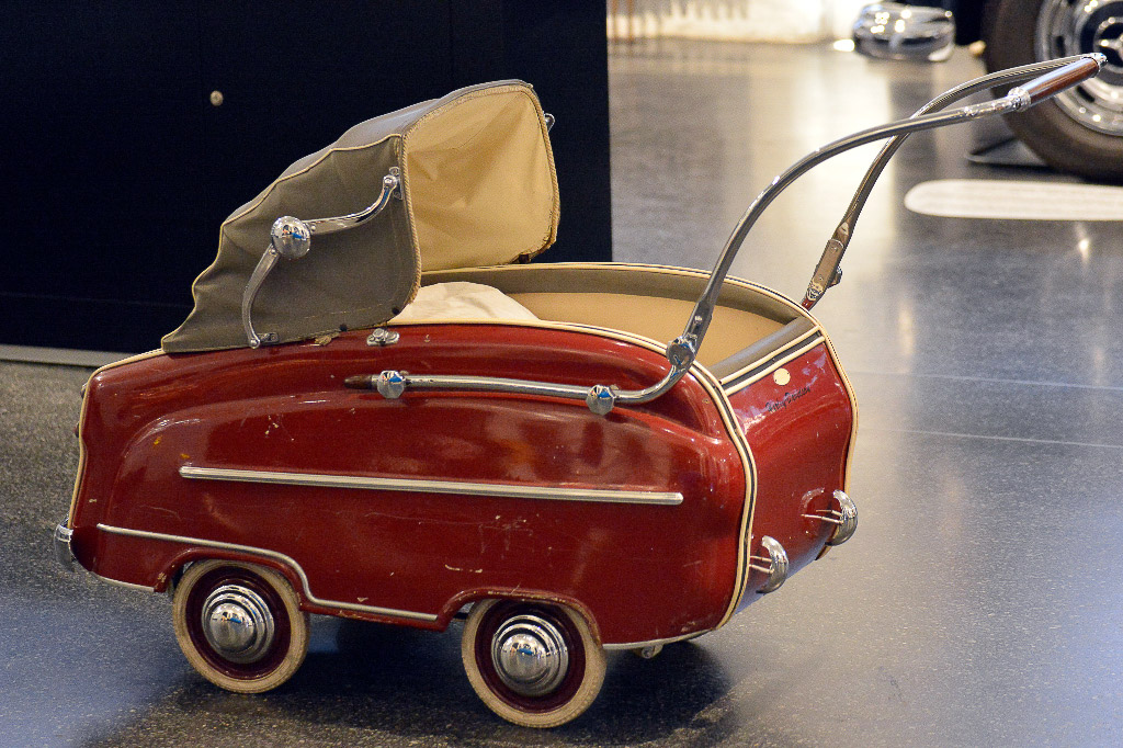 Kinderwagen-Auto in Rot