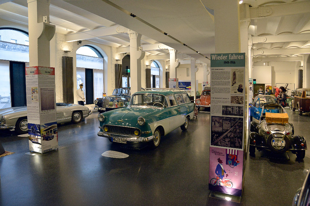 Ausstellungshalle mit Oldtimern
