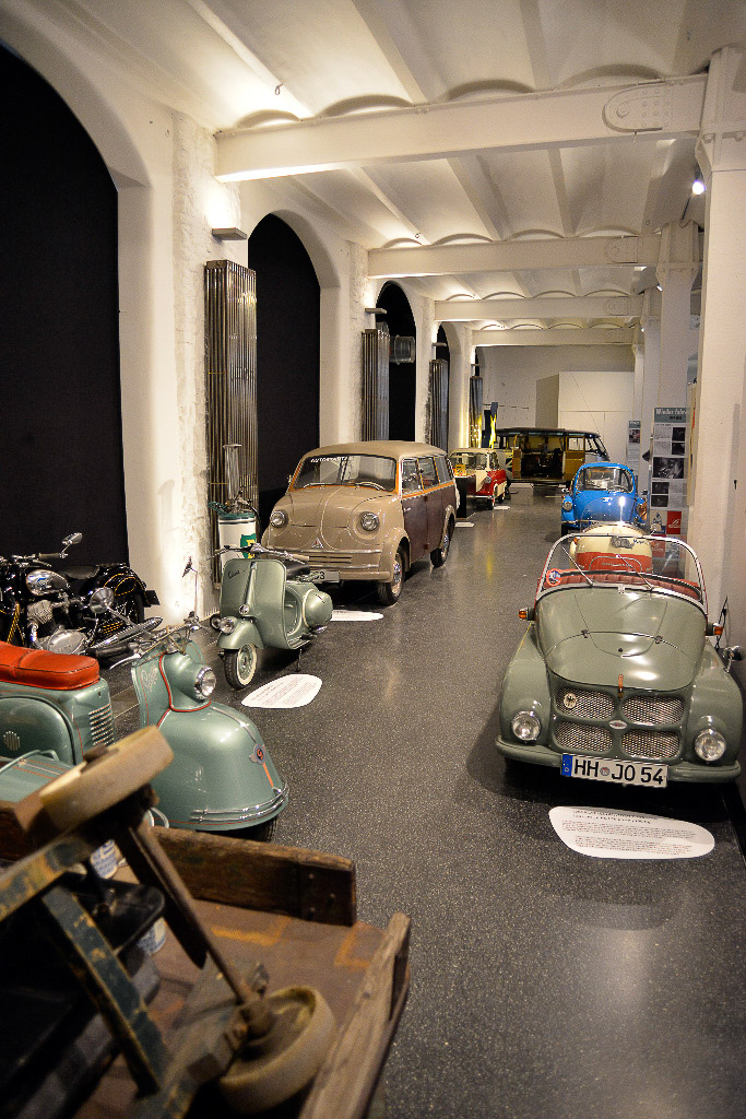 Motorräder der Nachkriegszeit im Hochformat