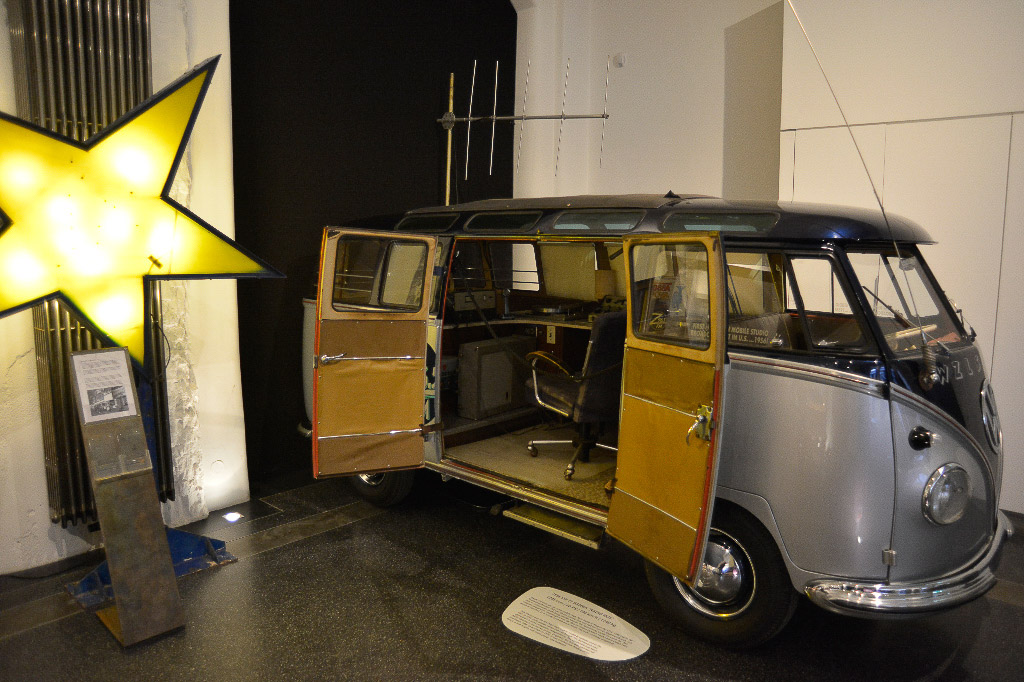 VW-Bus mit Holzaufbau