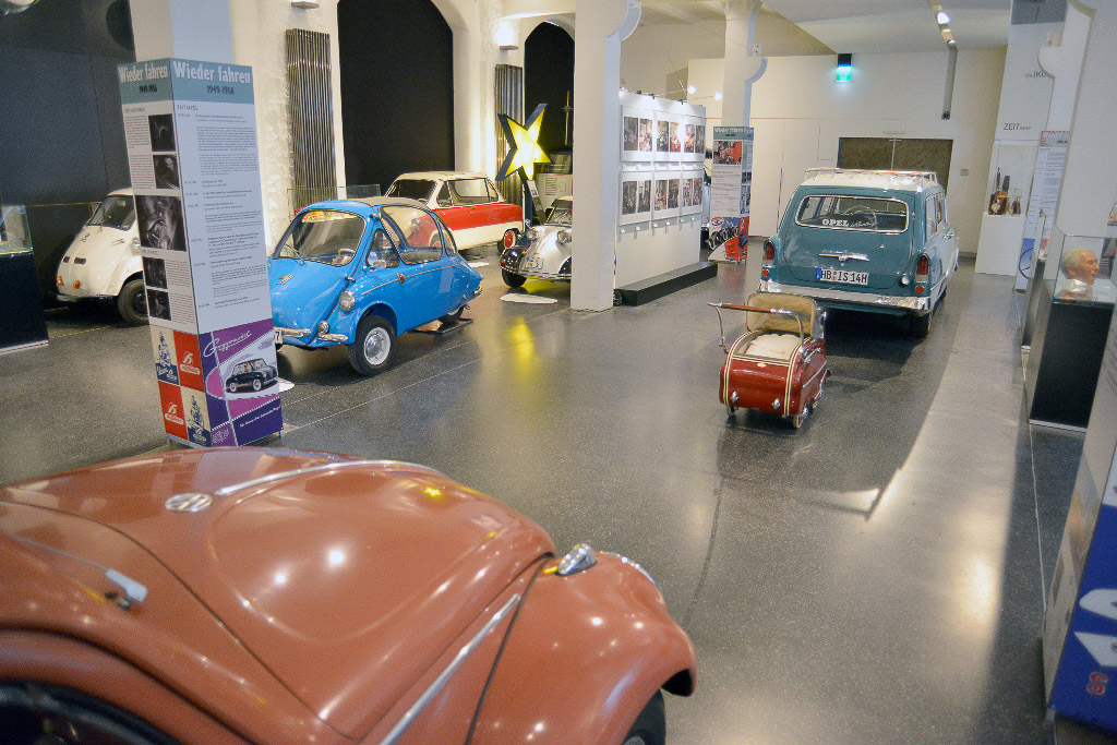 Wagen der 1950er-Jahre in der Halle