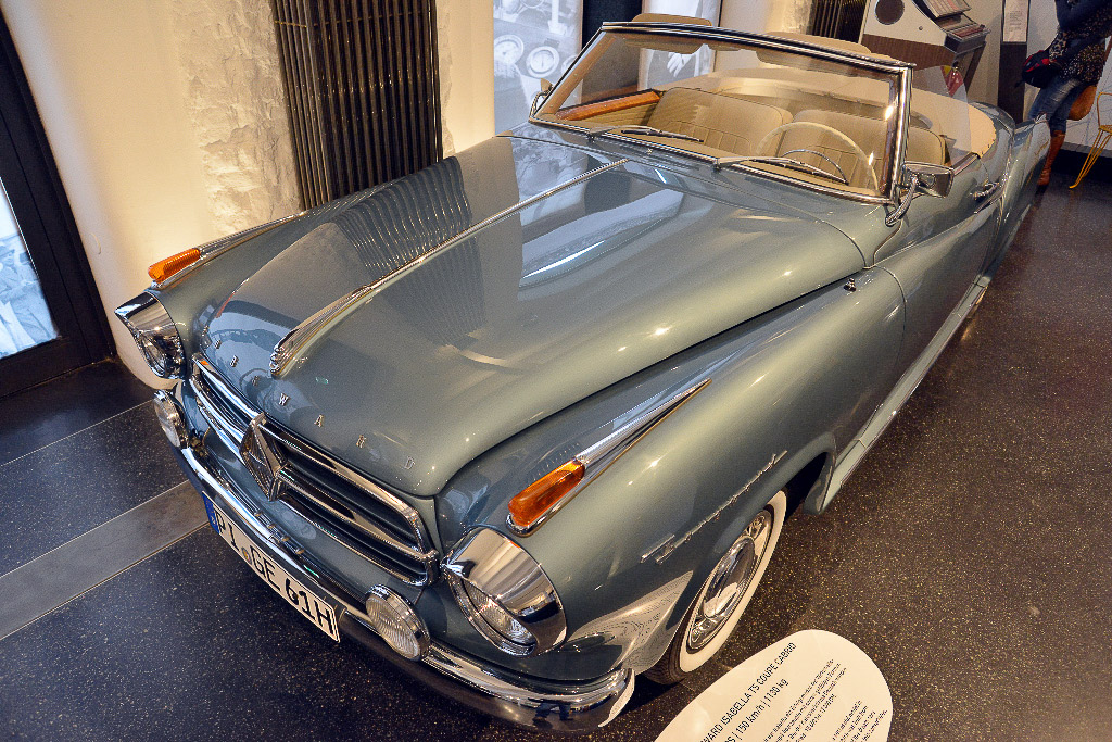 Wagen der 1950er-Jahre in der Halle