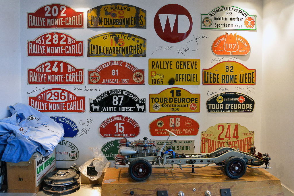 Rallye-Plaketten an der Wand