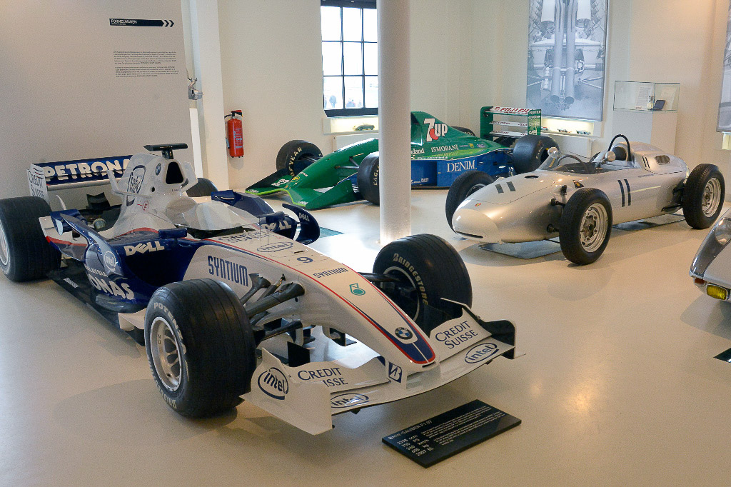 Formel-1-Wagen in der Halle