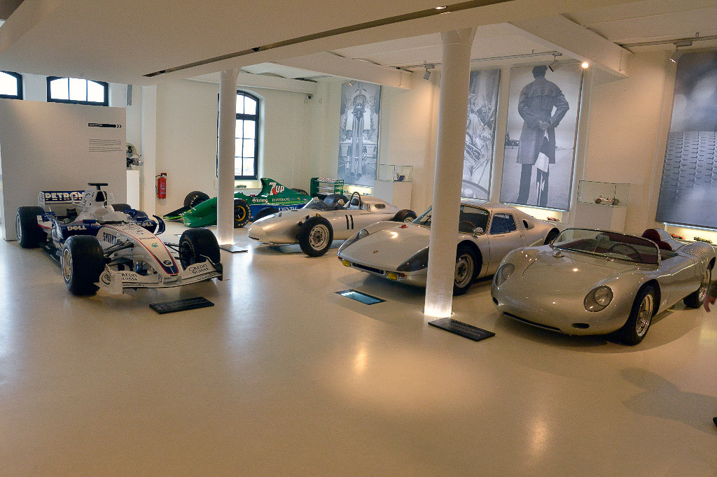 Formel-1-Wagen in der Halle
