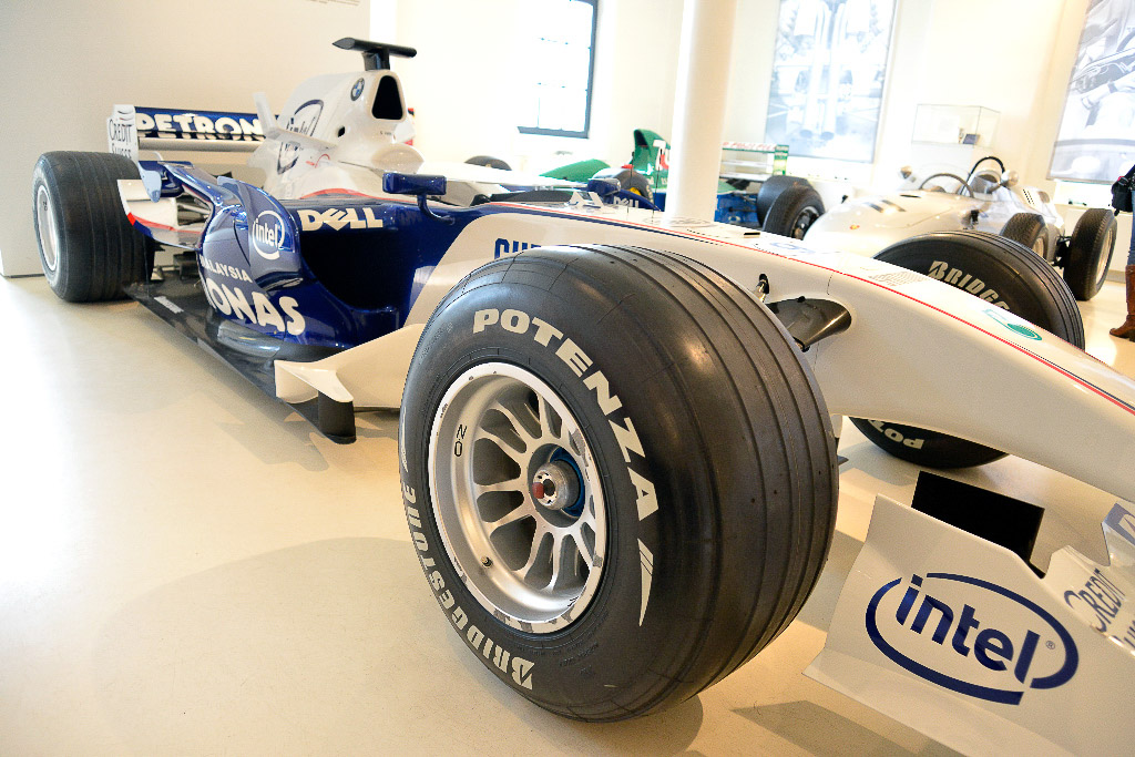 Formel-1-Wagen mit Reifen