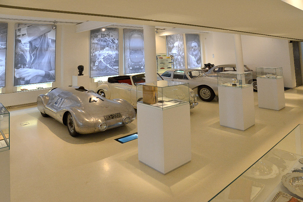 Sportwagen in der Ausstellungshalle