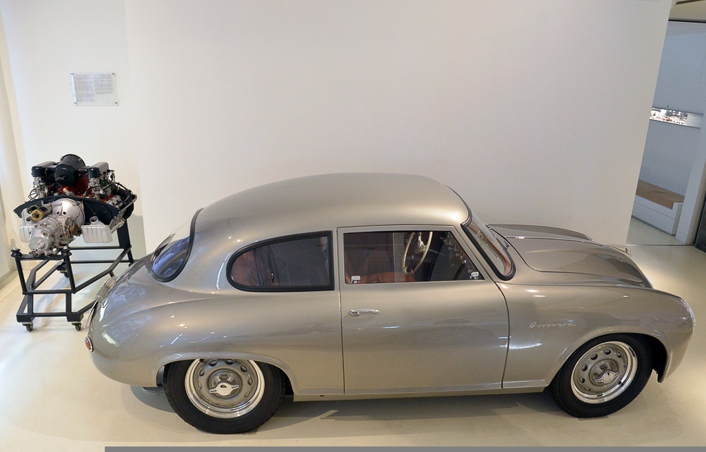 Silberne Porsche-Coupés