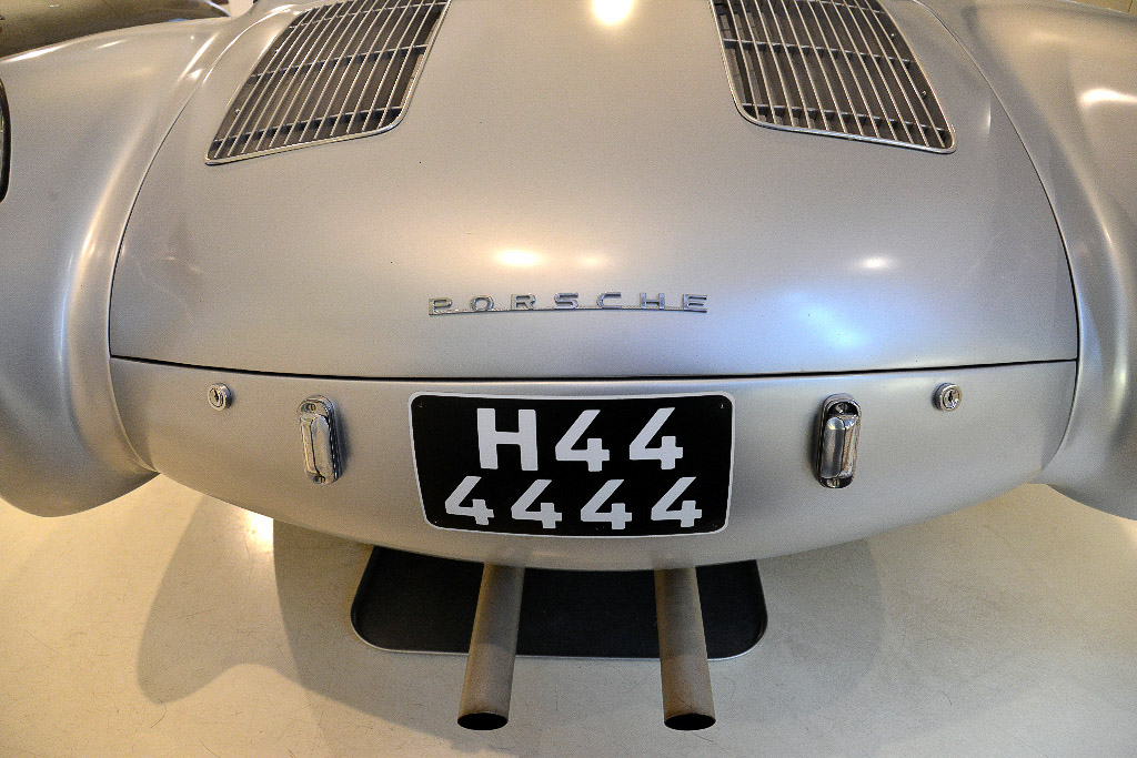Silberne Porsche-Coupés
