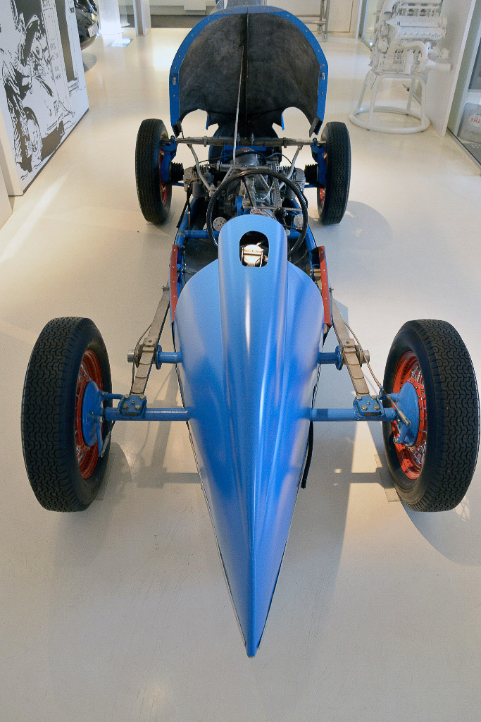 Blauer Rennwagen im Hochformat