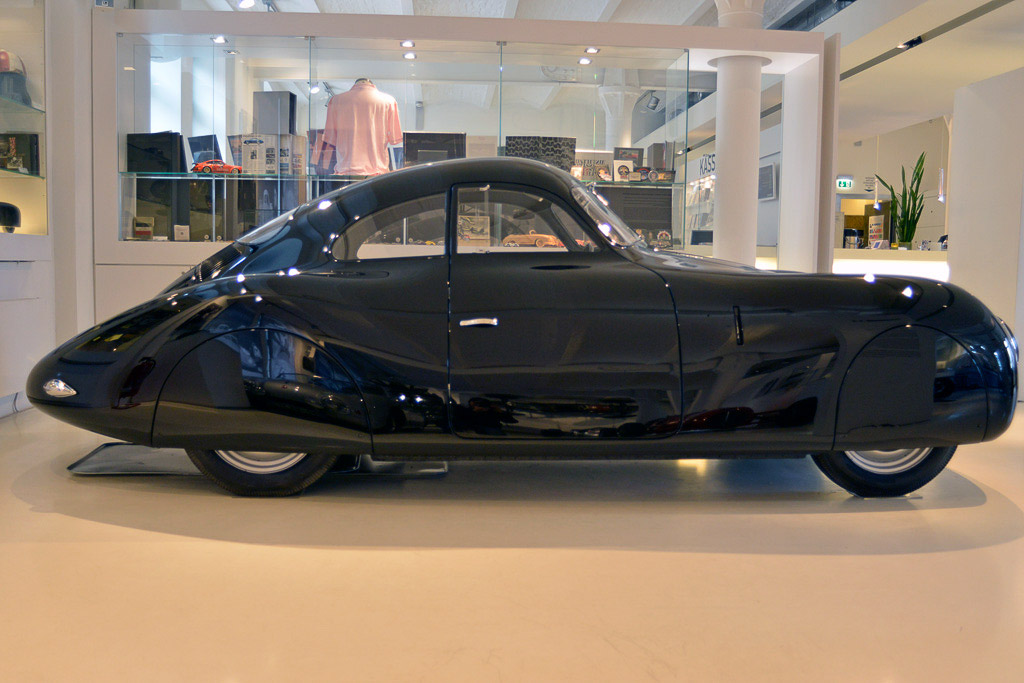 Schwarzer Oldtimer mit Stromlinienform