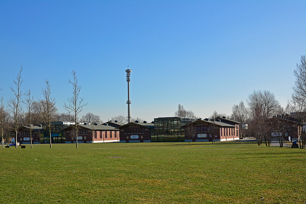 Gelände der BallinStadt mit Wiese