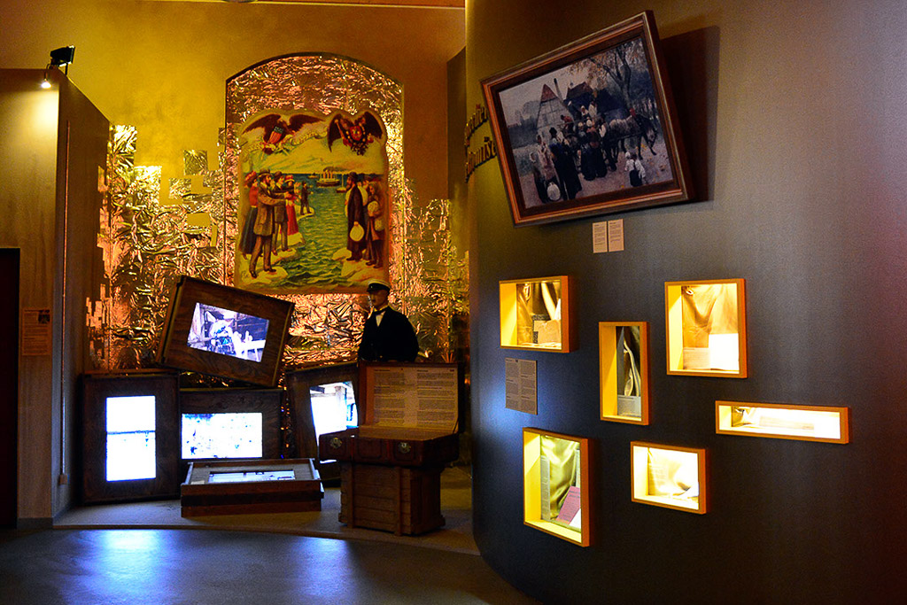 Ausstellungsnische mit Bildschirmen