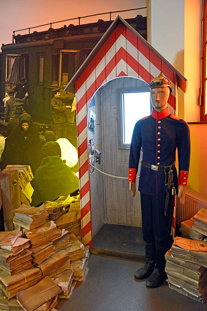 Wachfigur in Uniform im Hochformat