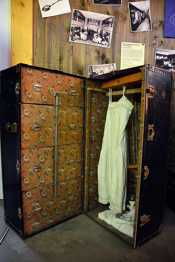 Schrank mit Kleidung im Hochformat