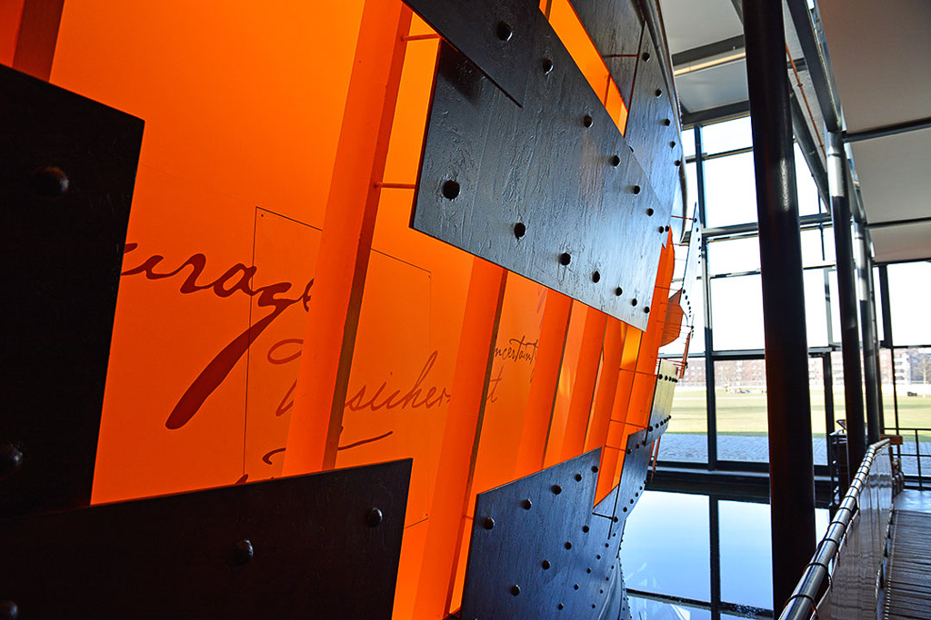 Orange Wand mit Schriftzug
