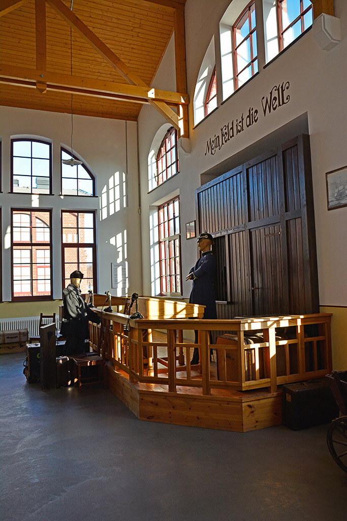 Halle der Ausstellung im Hochformat
