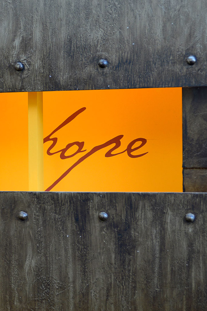 Schriftzug „hope“ im Hochformat