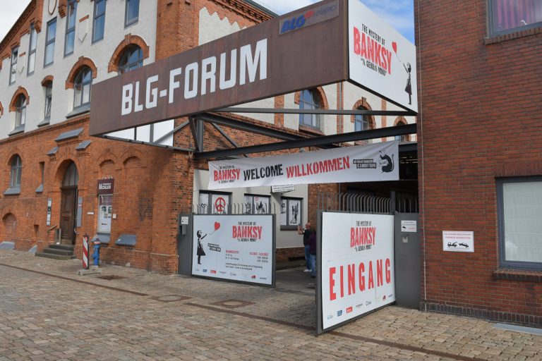 Eingang des BLG-Forums mit Ausstellungsbannern