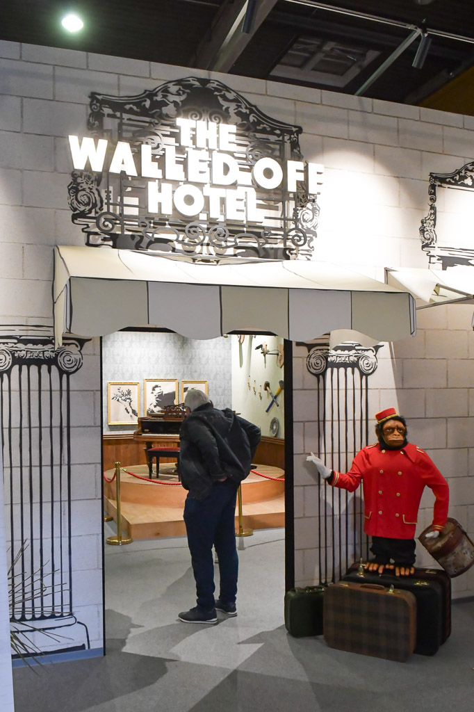 Nachbau der Lobby des Walled Off Hotels im Hochformat