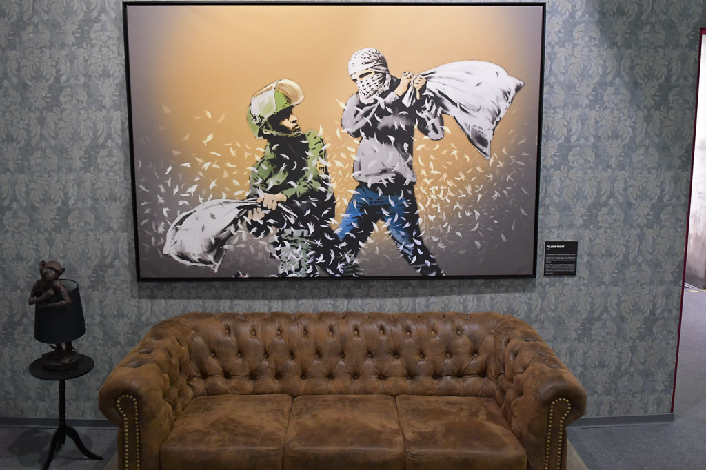 Gemälde mit Sofa davor