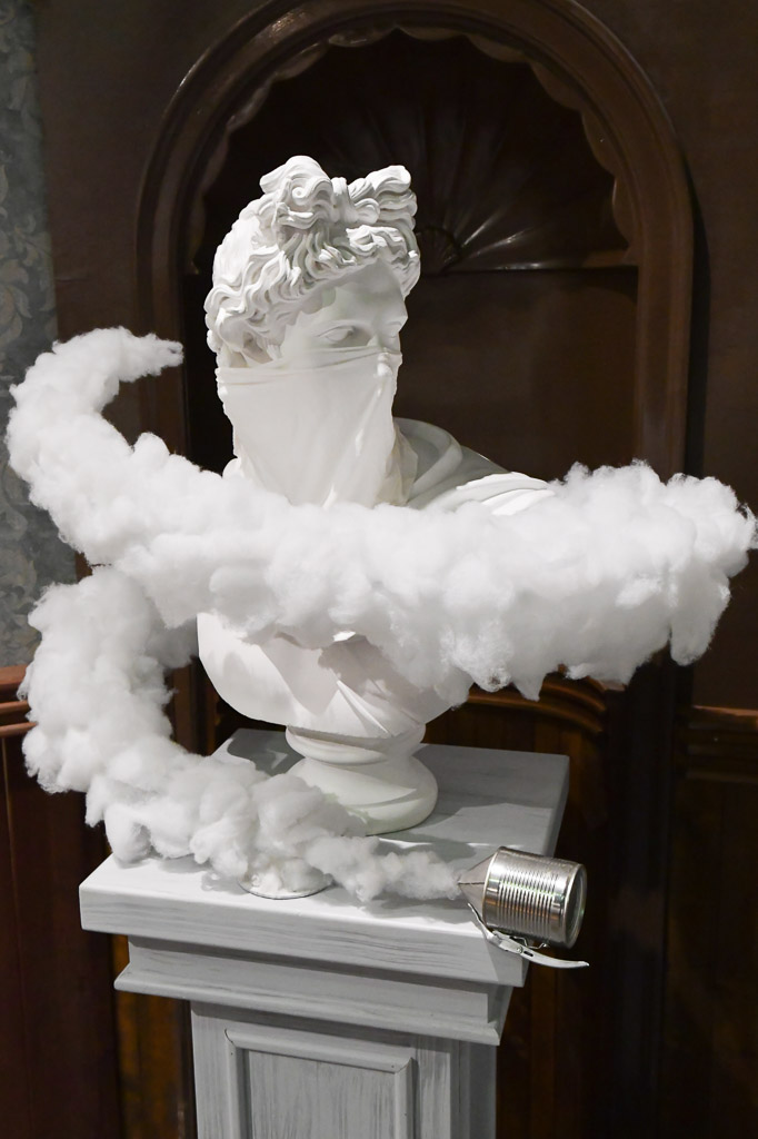 Weiße Skulptur auf einem Sockel im Hochformat