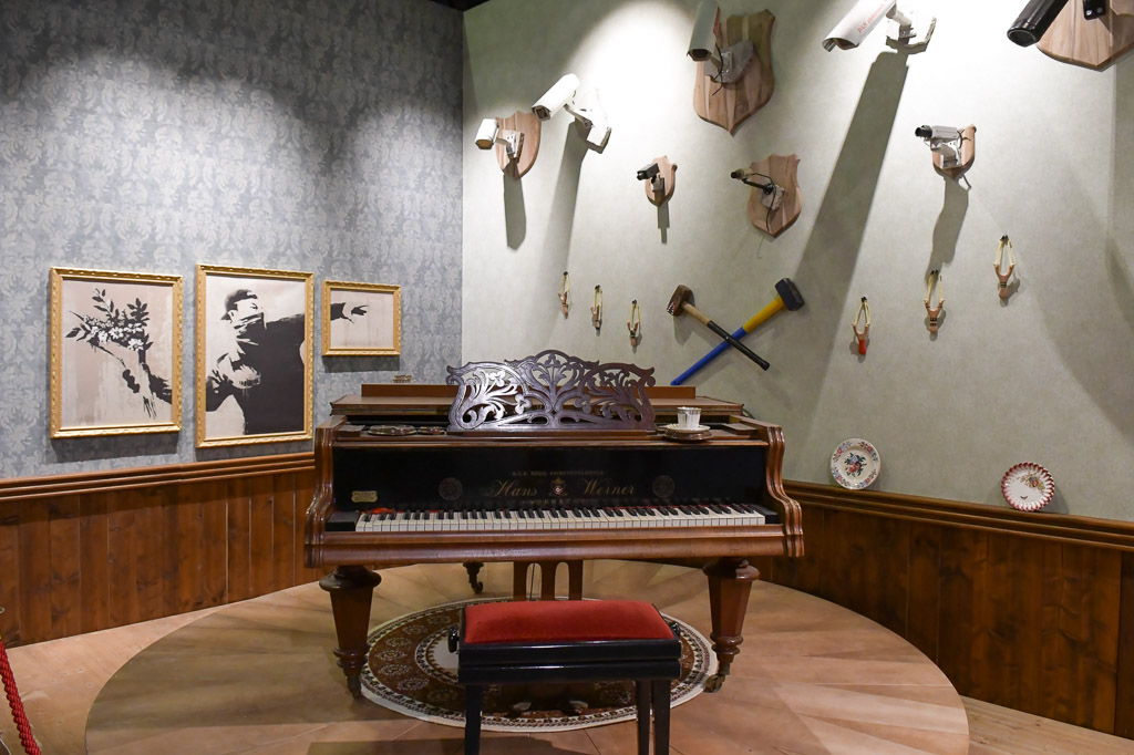 Raum mit Klavier und Bildern