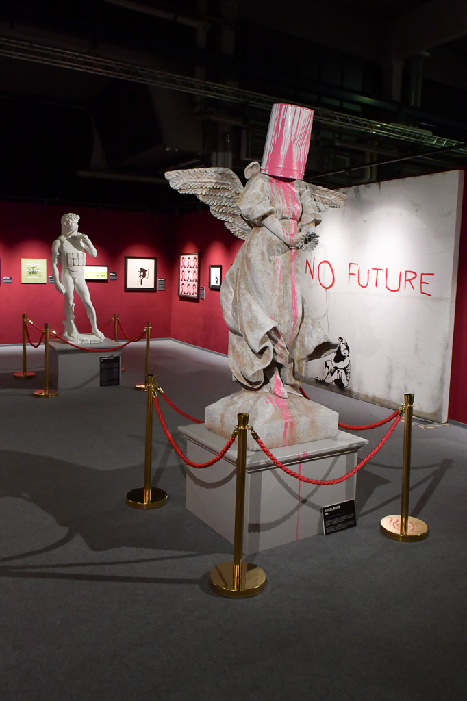 Ausstellungsraum mit Figur und Absperrband