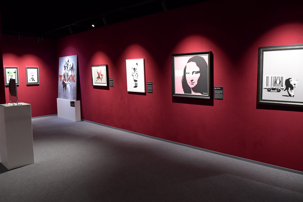 Ausstellungsraum mit roten Wänden