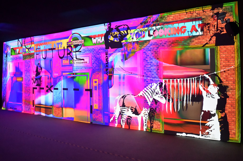 Leuchtende Wand mit Graffiti