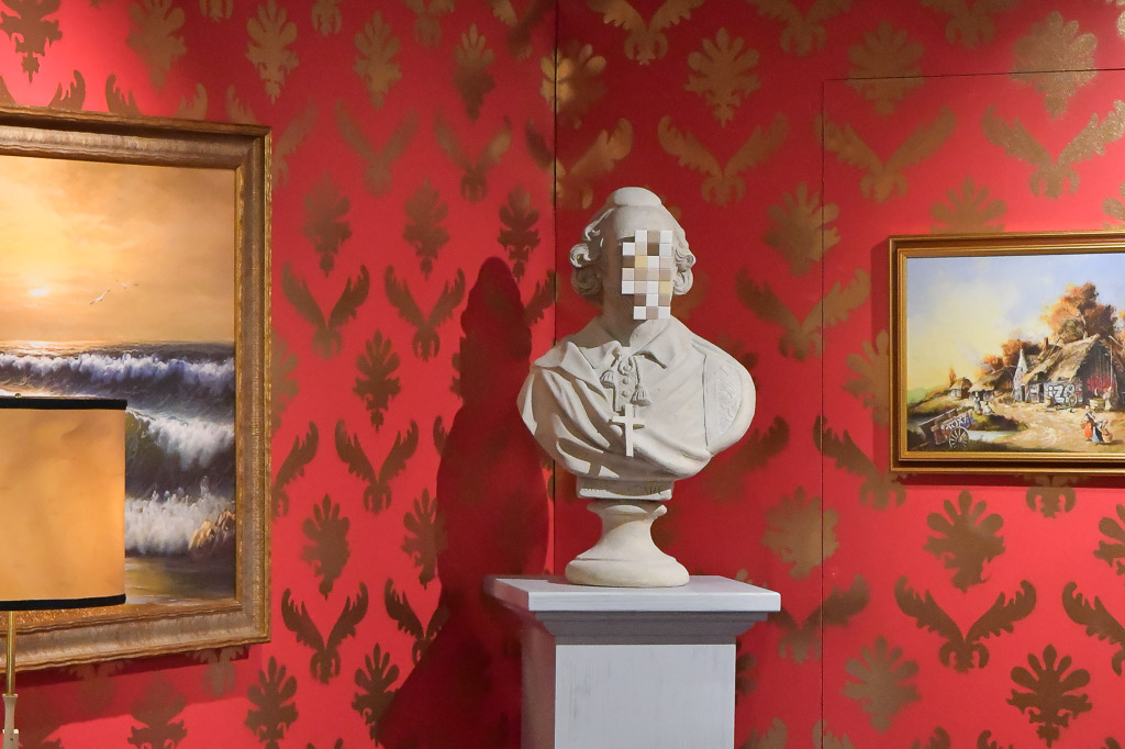 Raum mit Büste und roter Tapete