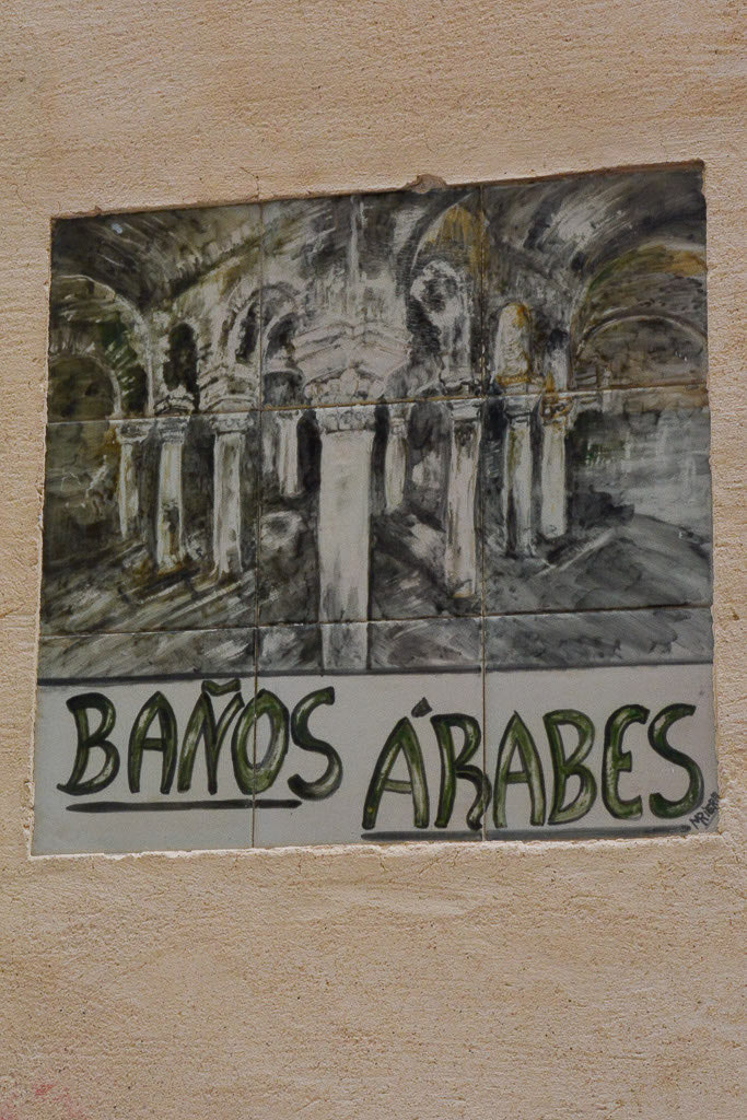 Hinweisbild Banys Arabs an der Wand im Hochformat
