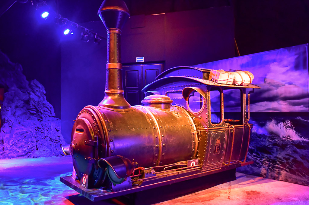 Dampflokomotive in einer Filmkulisse