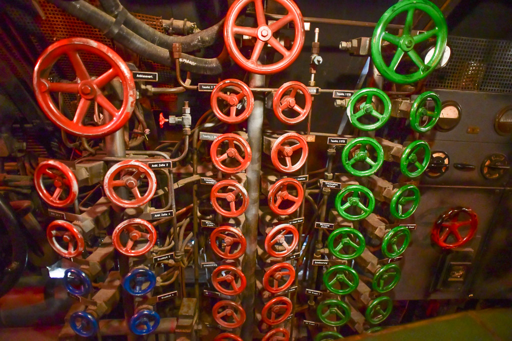 Rote und grüne Ventilräder im U-Boot