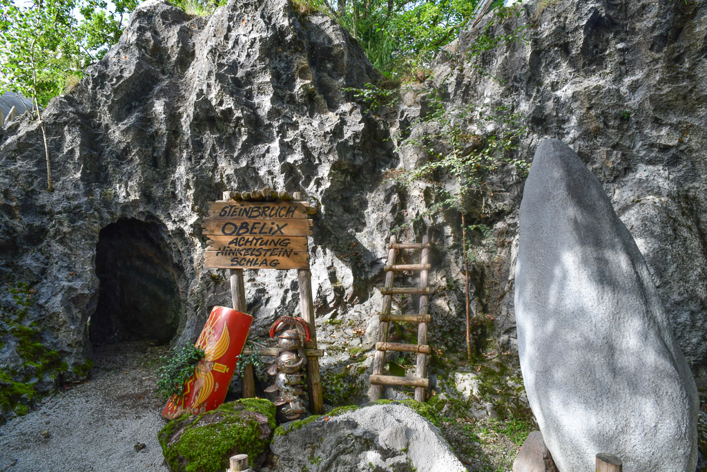 Höhlenkulisse mit Felsen
