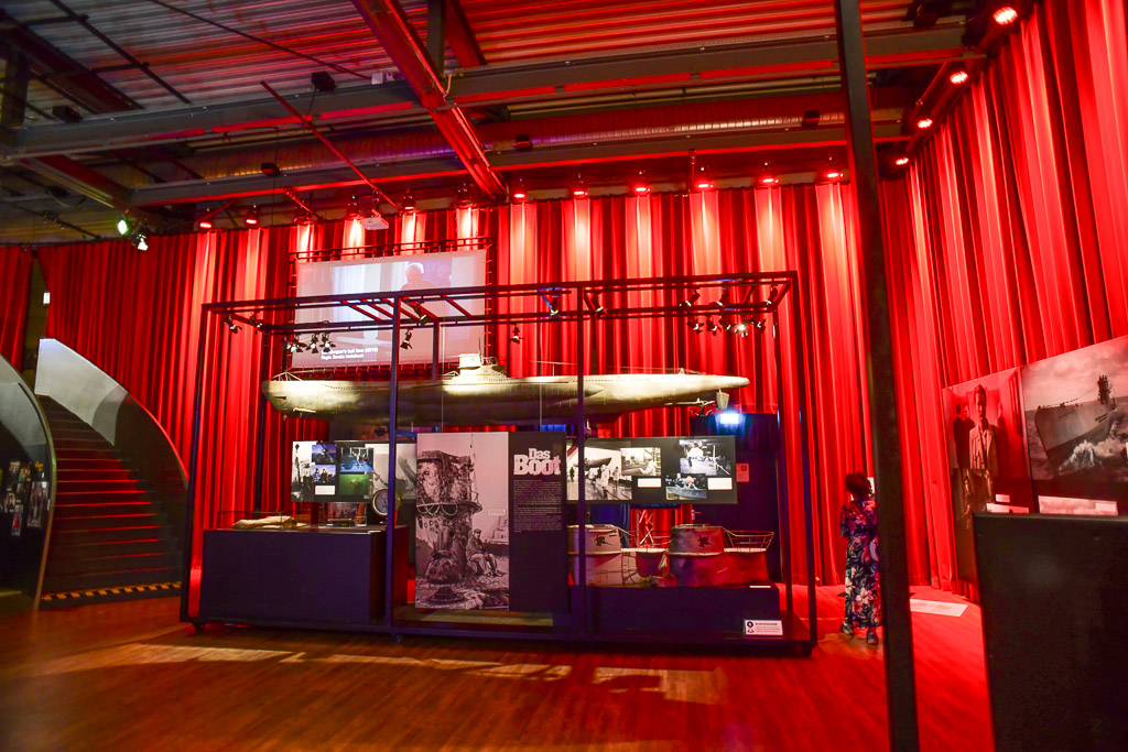 Roter Ausstellungsraum zu Das Boot