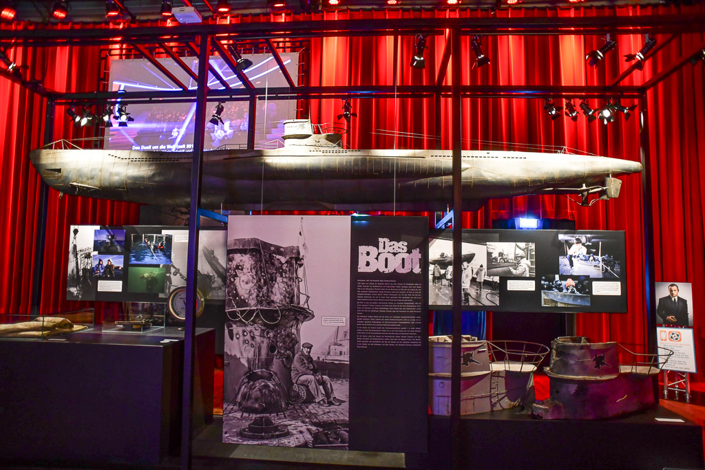 Ausstellungsraum mit Modell und Texttafeln