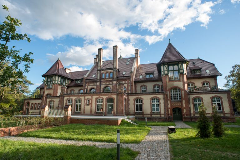Backsteingebäude mit Wiese